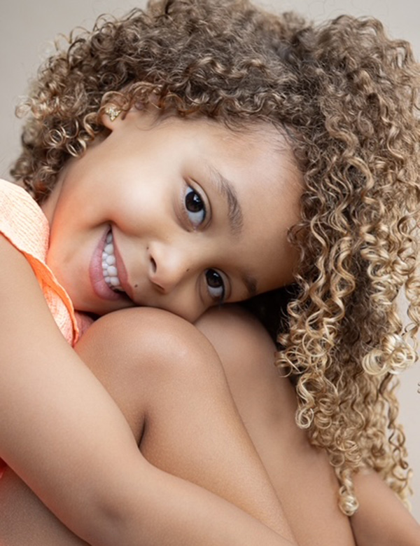 Kindermodel met krullend haar Fajah W.