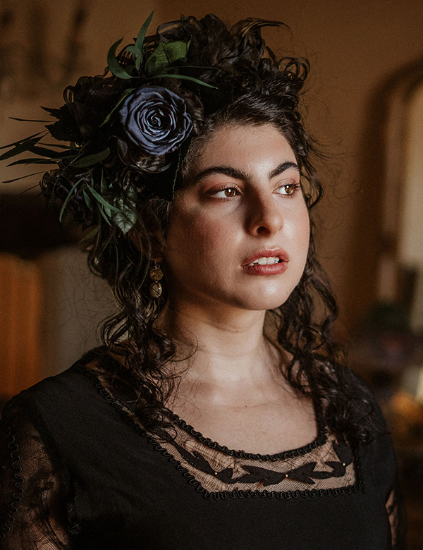 Vrouwelijk model met zwart haar en bruin-groene ogen Lavinia.