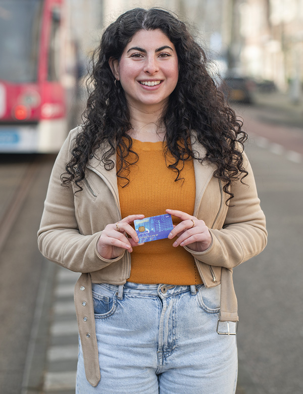 Vrouwelijk model met zwart haar en bruin-groene ogen Lavinia.