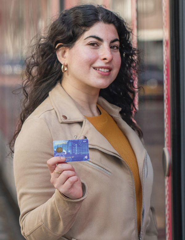 Vrouwelijk model met zwart haar en bruin-groene ogen Lavinia.