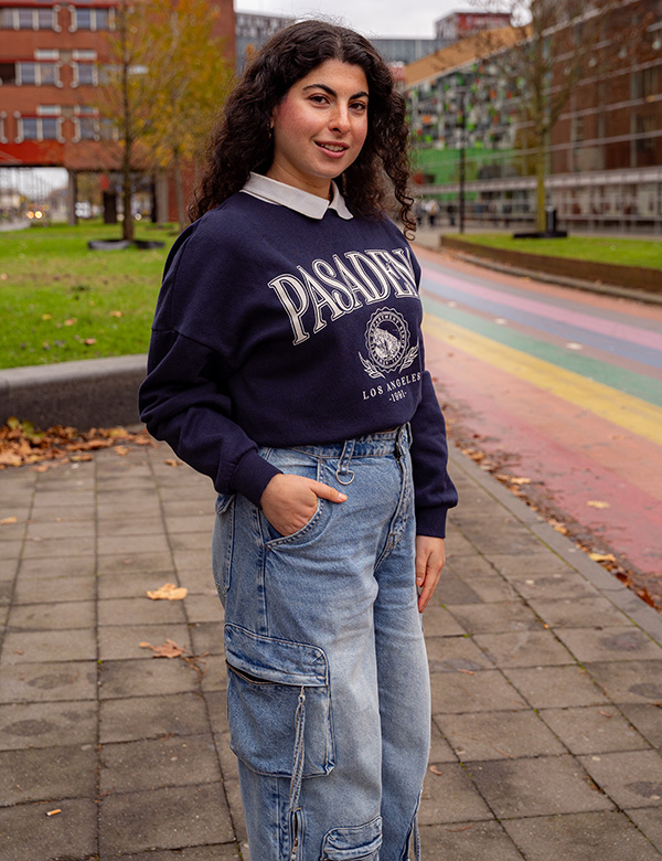 Vrouwelijk model met zwart haar en bruin-groene ogen Lavinia.