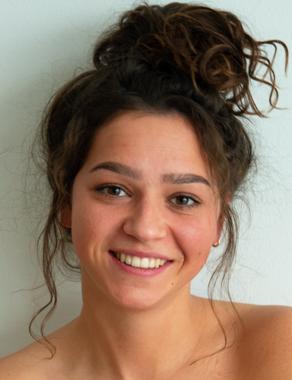 Vrouwelijk fotomodel met bruin haar ornella
