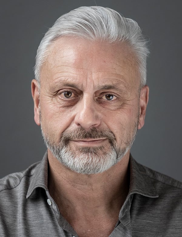 Mannelijk model met grijs haar.