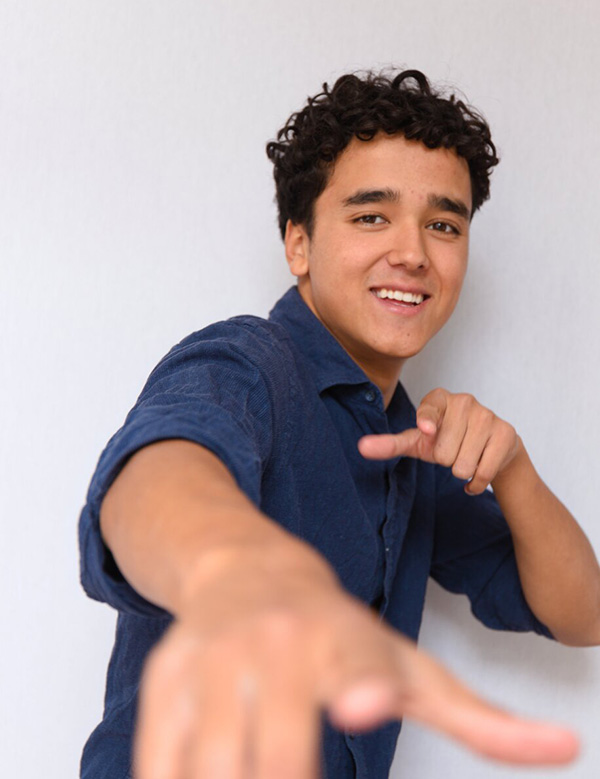 Mannelijk model met bruine krullen Yoel V.