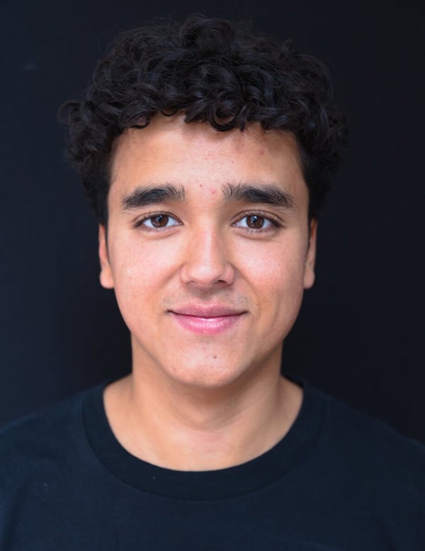 Mannelijk model met bruine krullen Yoel V.
