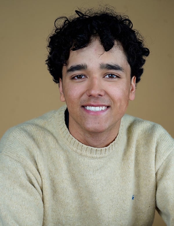 Mannelijk model met donker haar