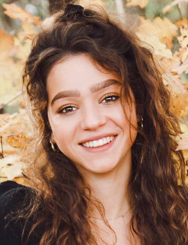 Vrouwelijk fotomodel met bruin haar ornella