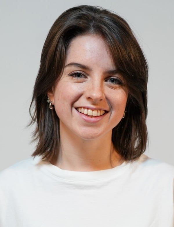 Vrouwelijk model met bruin haar annick h.