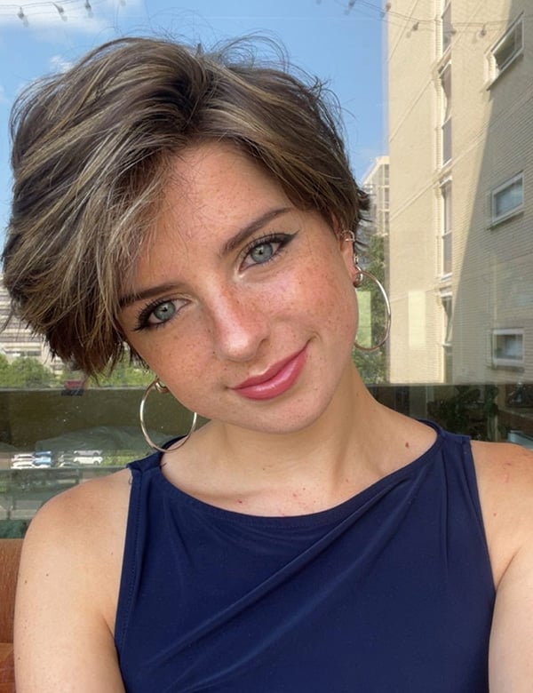 Vrouwelijk model met kort bruin haar Annick H.