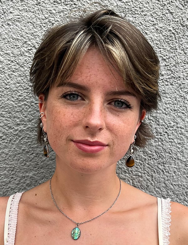 Vrouwelijk model met kort haar annick h.