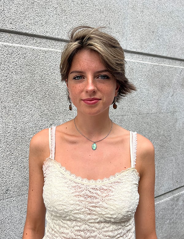 Vrouwelijk model met kort haar Annick H.