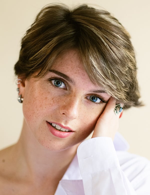 Model Vrouwelijk model met bruin haar annick h.