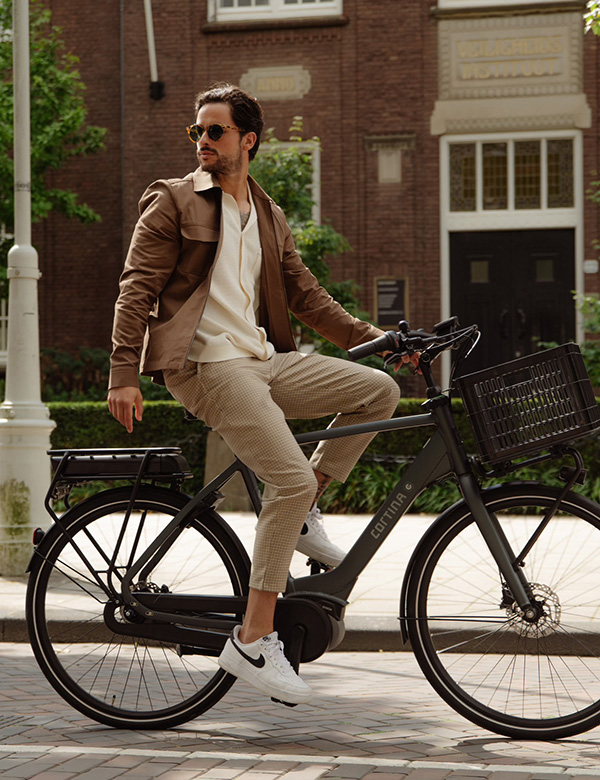 Mannelijk model donker haar Elroy