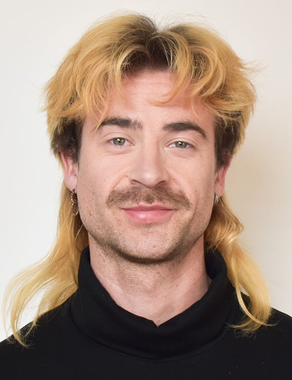 Mannelijk model met blond haar en blauw-groene ogen floris w.