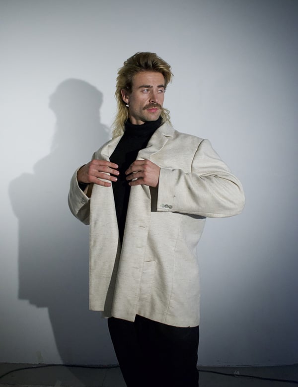 Mannelijk model met lang blond haar en snor Floris W.