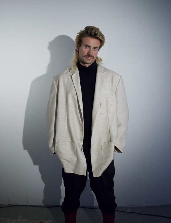 Mannelijk model met lang blond haar en snor Floris W.