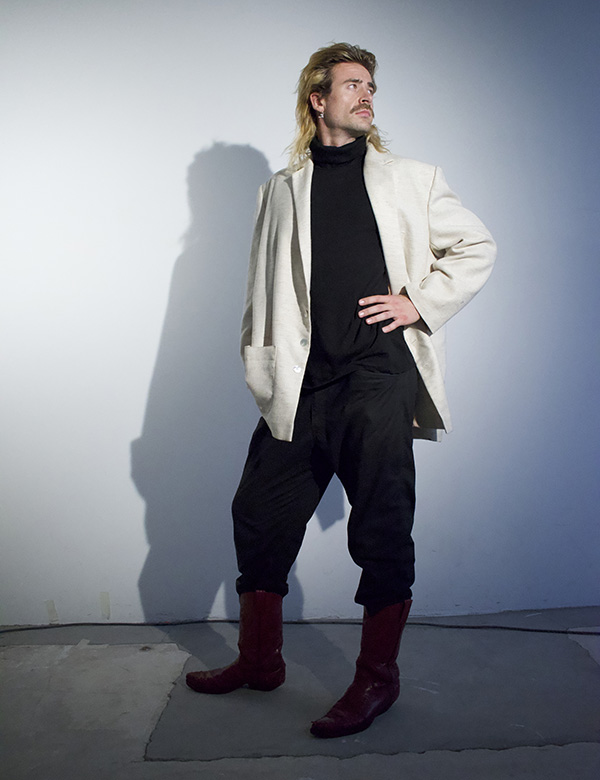 Mannelijk model met lang blond haar en snor Floris W.
