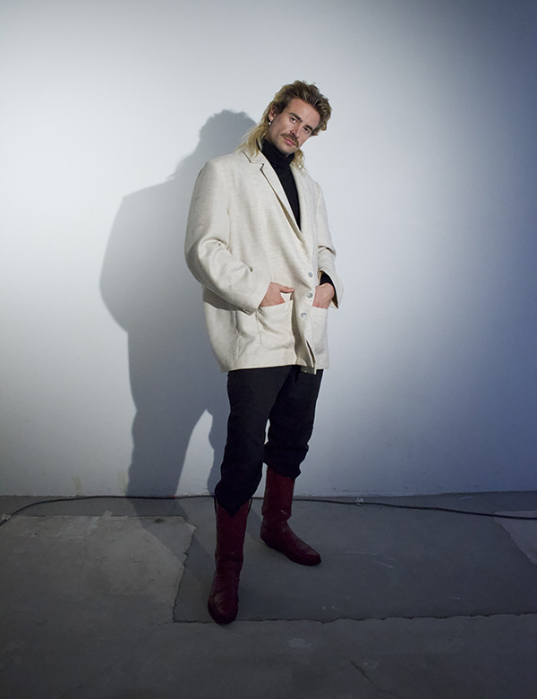 Mannelijk model met lang blond haar en snor Floris W.