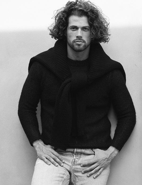 Mannelijk model met krullend lang haar Gelery H.