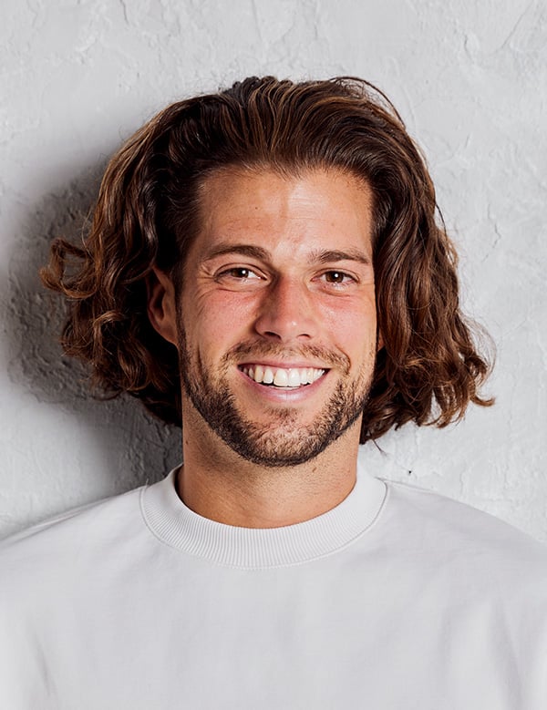 Mannelijk model met krullend lang haar gelery h.