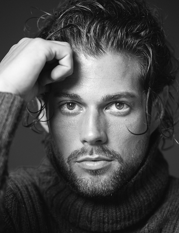 Mannelijk model met krullend lang haar Gelery H.