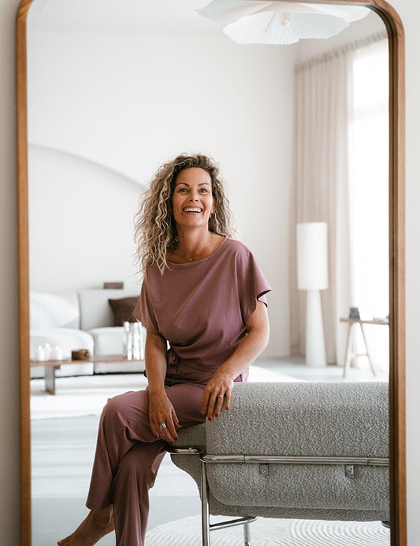 Vrouwelijk model blonde krullen Jeanette