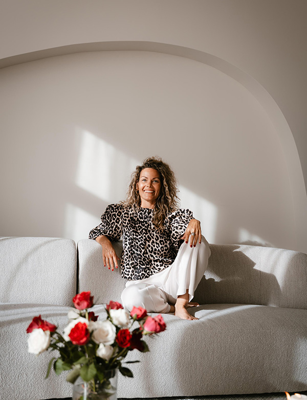 Vrouwelijk model blonde krullen Jeanette