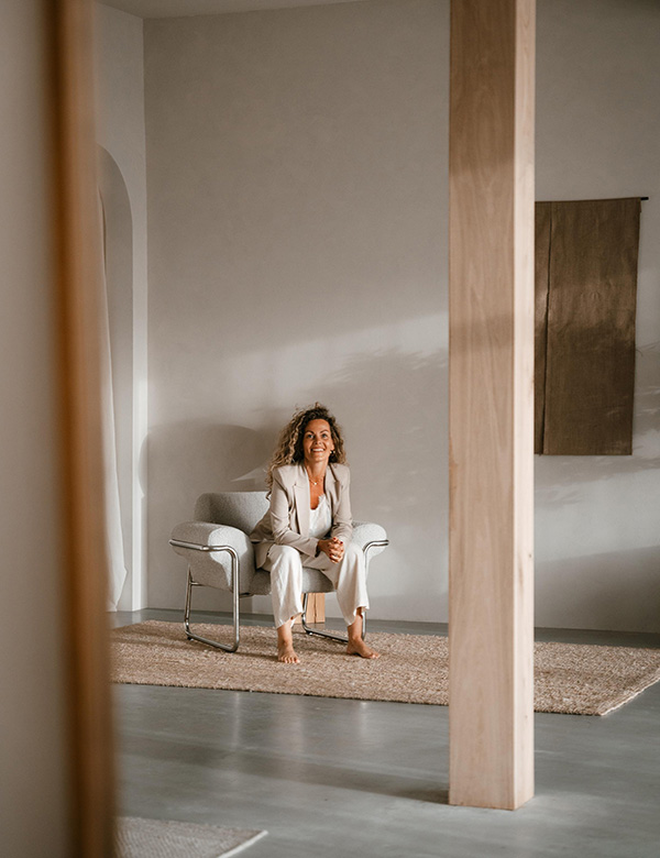 Vrouwelijk model blonde krullen Jeanette