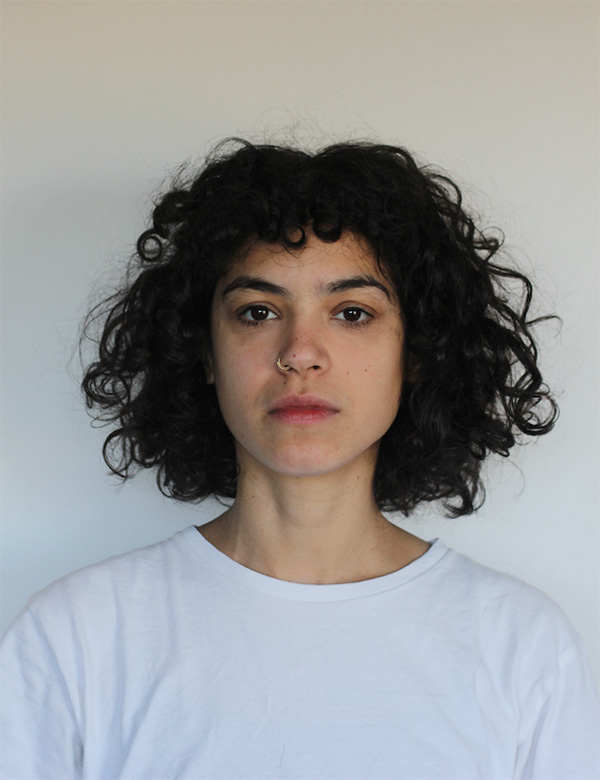 Vrouwelijk model krullend haar Mariana