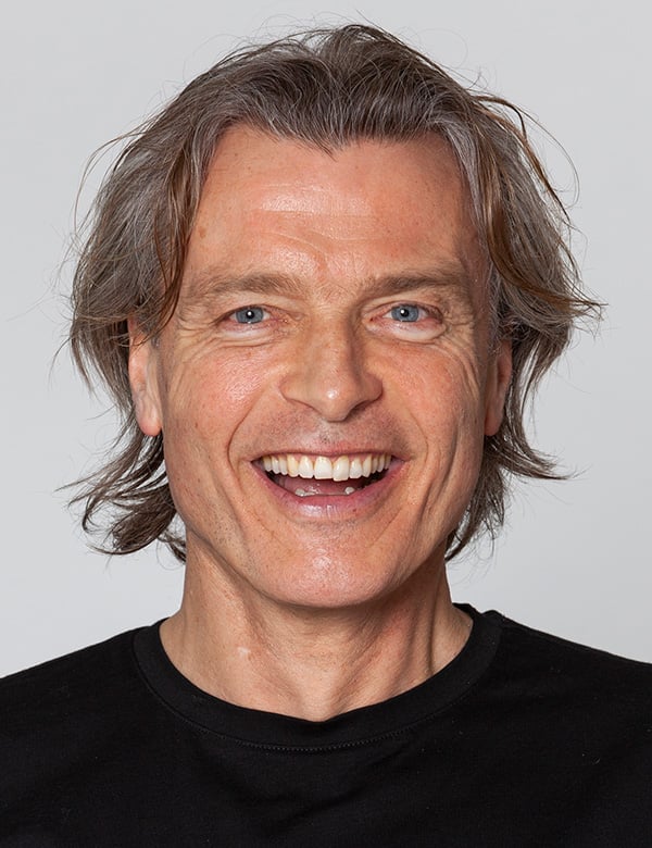 Mannelijk model met blond-grijs haar michel ij.