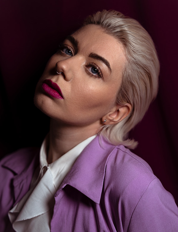 Vrouwelijk model met blond haar Samantha B.