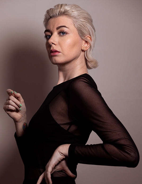 Vrouwelijk model met blond haar Samantha B.