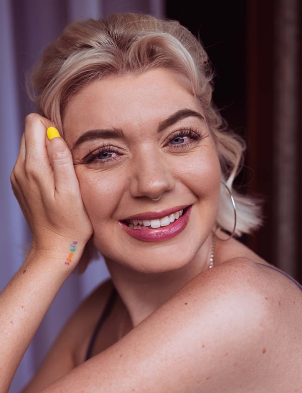 Vrouwelijk model met kort blond haar samantha b.