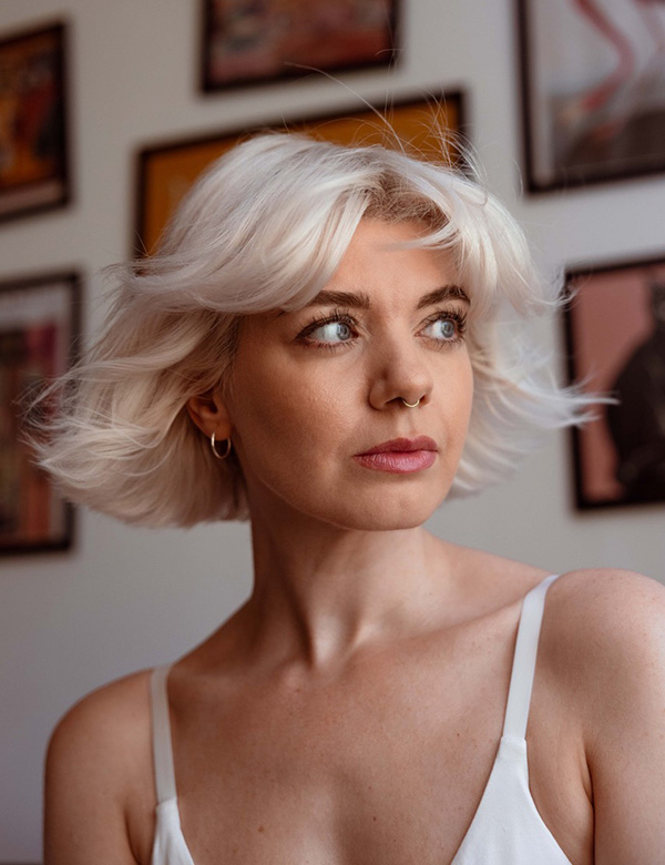 Vrouwelijk model met kort blond haar Samantha B.