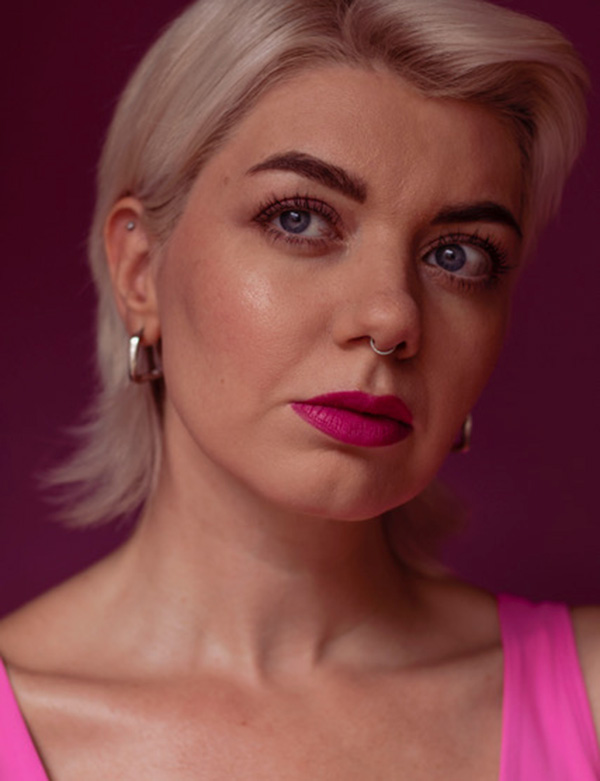 Vrouwelijk model met kort blond haar Samantha B.