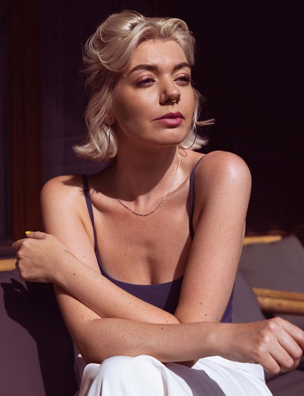 Vrouwelijk model met kort blond haar Samantha B.