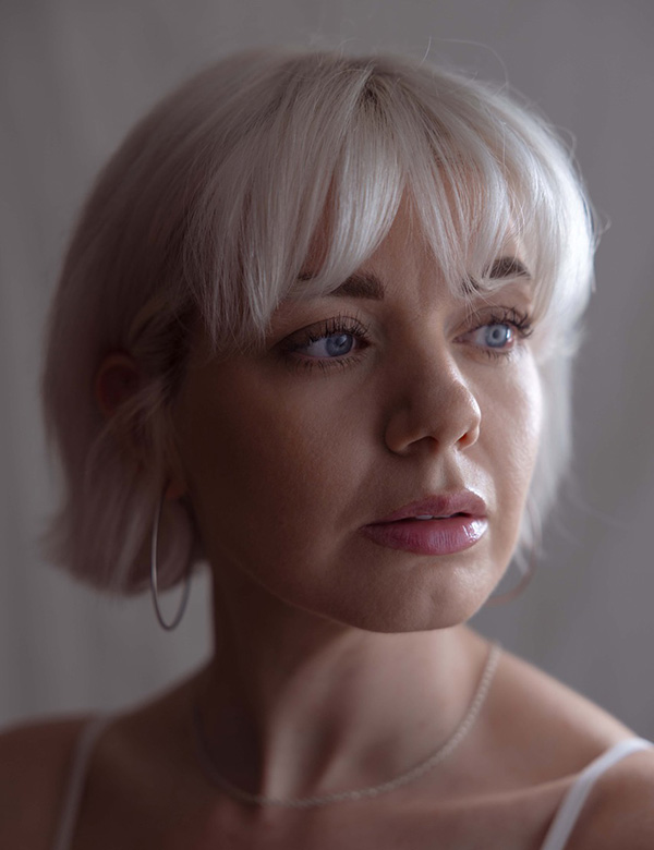 Vrouwelijk model met kort blond haar Samantha B.