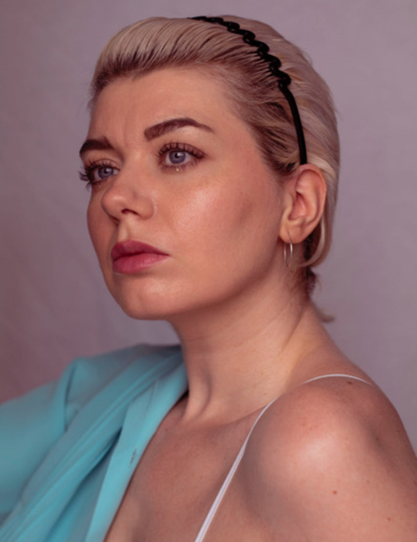 Vrouwelijk model met kort blond haar Samantha B.