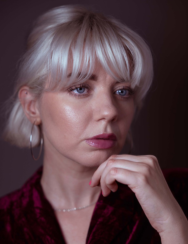 Vrouwelijk model met kort blond haar Samantha B.
