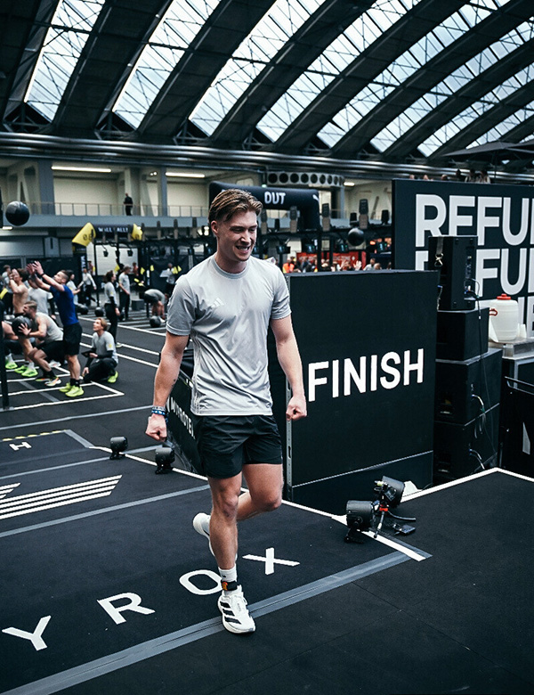 Mannelijk model met donkerblond haar Tijmen Ni.