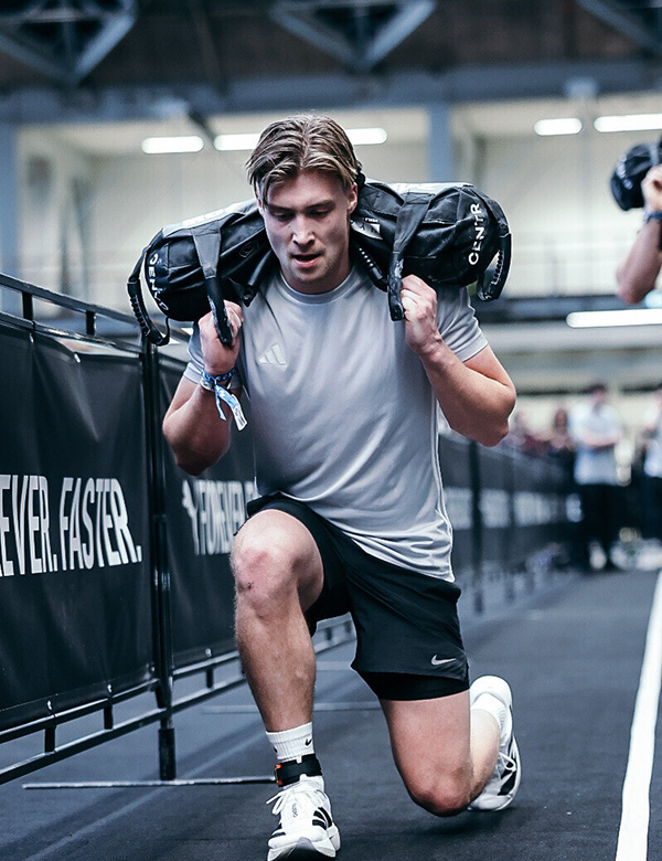 Mannelijk model met donkerblond haar Tijmen Ni.