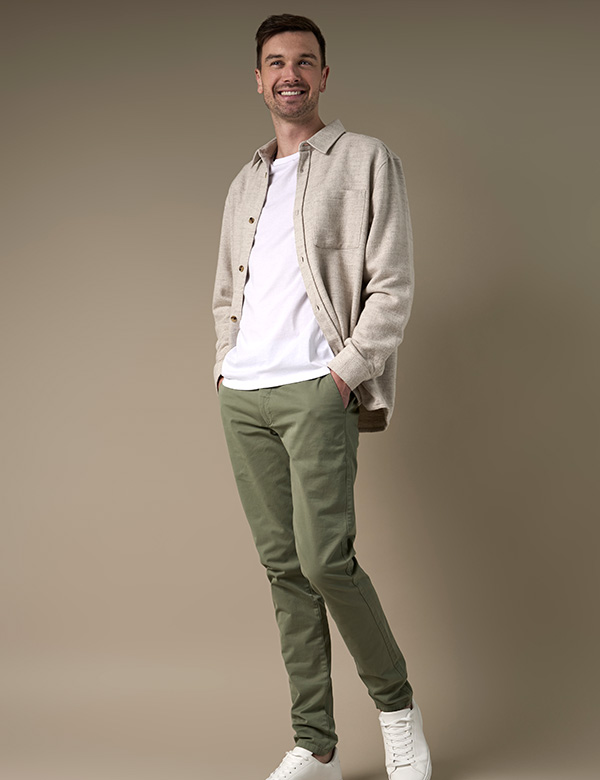 Mannelijk model met donkerbruin haar Tom M.