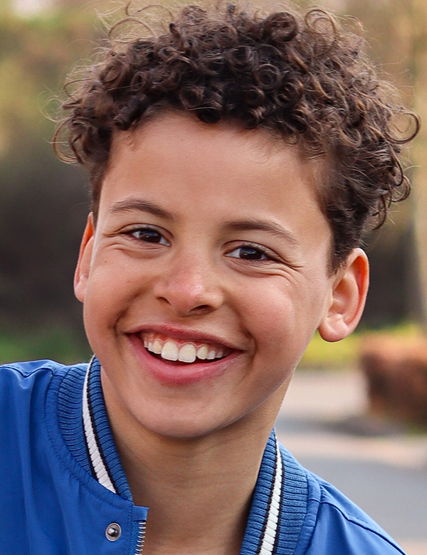 Kindermodel met zwart haar bing