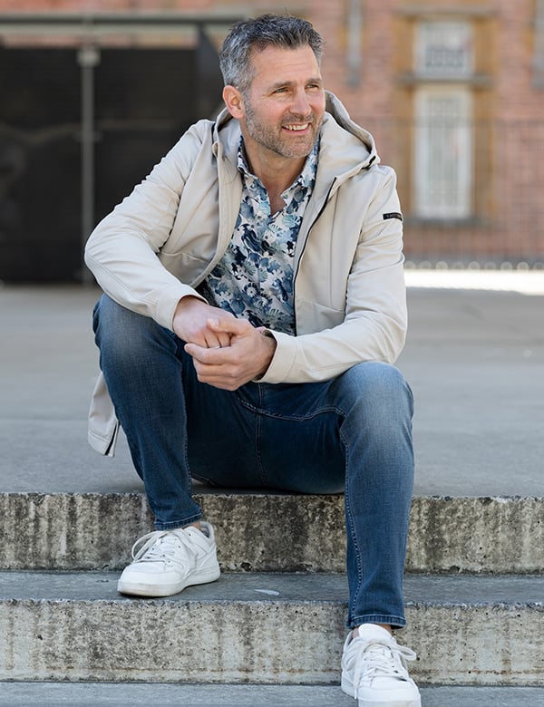 Mannelijk model met zwart/grijs haar en blauw-groene ogen Bjorn Wa.