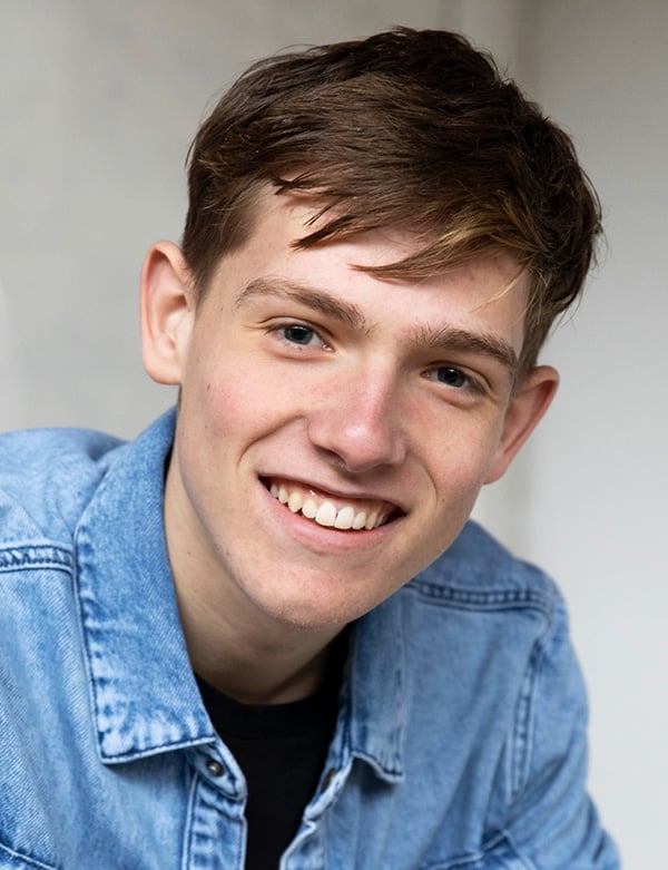 Tienermodel donkerblond haar brent