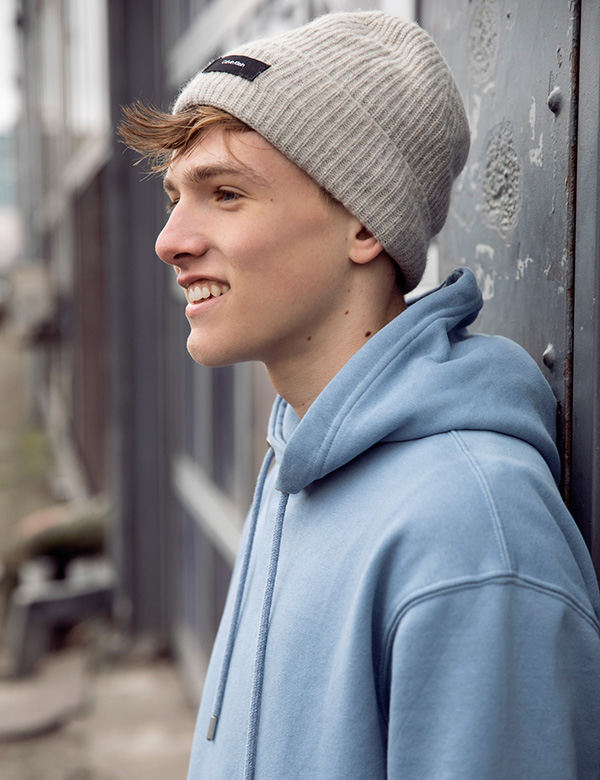 Tienermodel donkerblond haar Brent