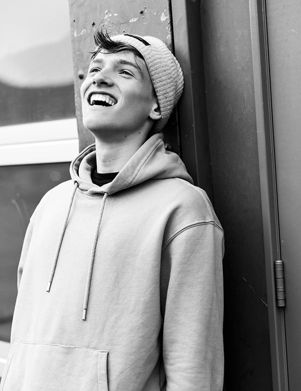 Tienermodel donkerblond haar Brent