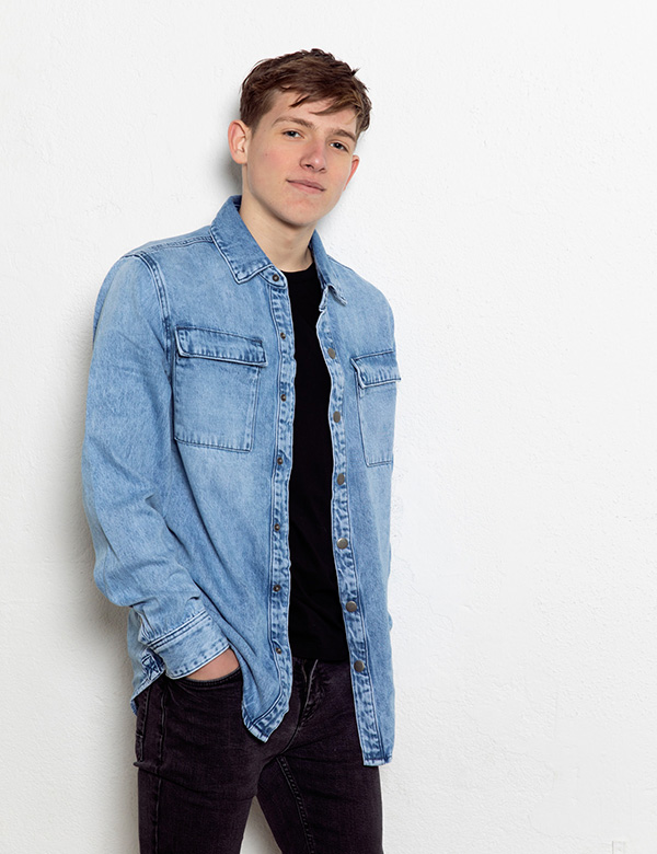 Tienermodel donkerblond haar Brent
