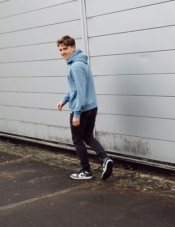 Tienermodel donkerblond haar Brent