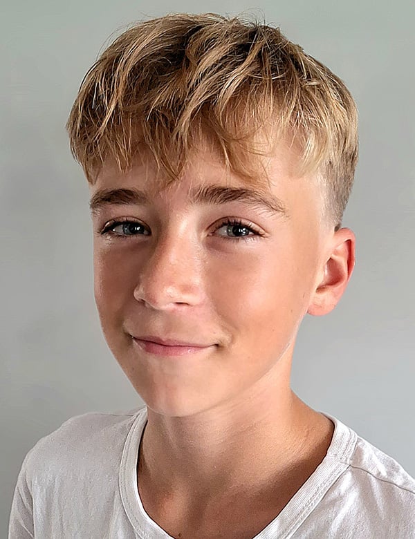 Kindermodel met blond haar jesse